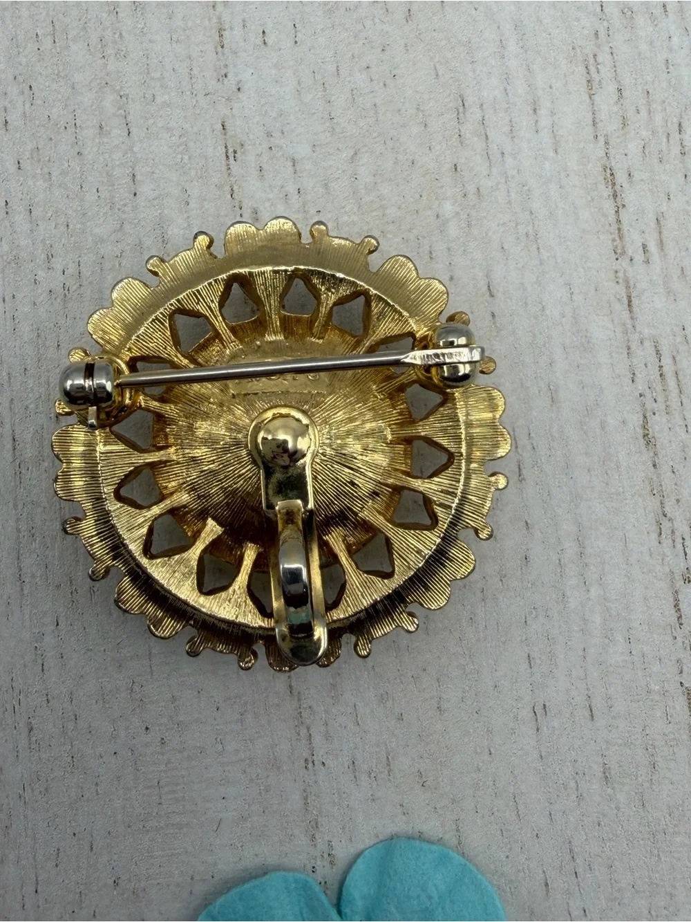 Avon 1974 Sun Brilliants Gold-tone Pendant Brooch With Yellow- Green Stone